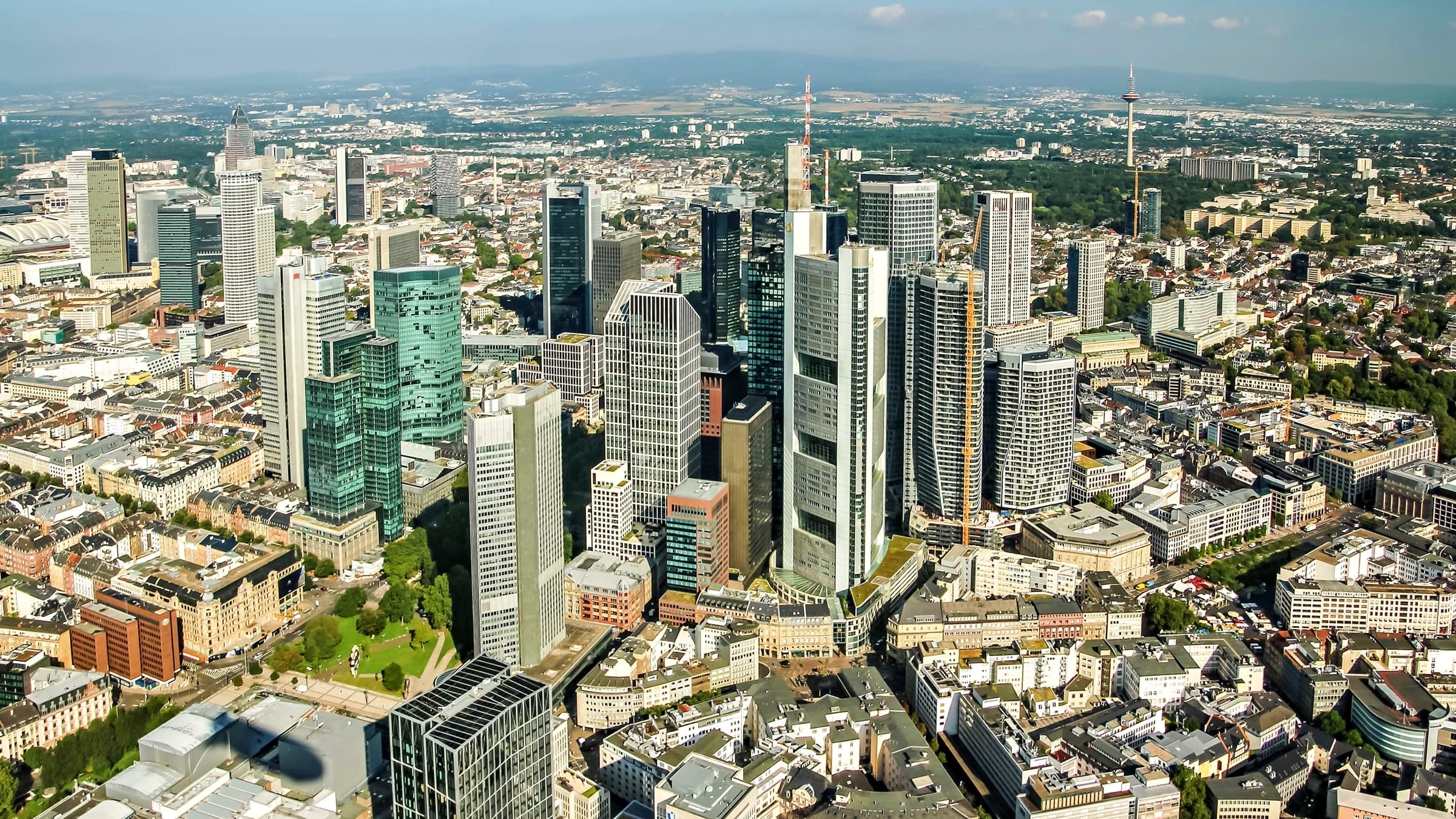 Luftaufnahme der Frankfurter Skyline bei Tag, stellvertretend für ein gemischtes Immobilienportfolio